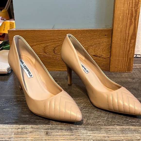 Karl Lagerfeld
Women's Natural  Roulle Textured Leather Point Toe Pumps  7 - Picture 1 of 10